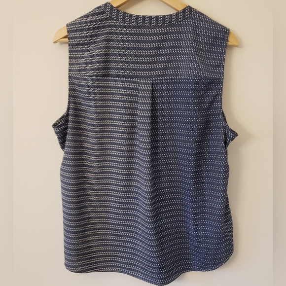 H&M Blue/White Wavy Retro Pattern V-Neck Sleeveless Blouse Size L - Picture 8 of 10